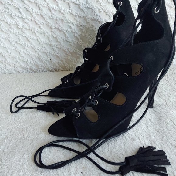 QUPID Shoes - NWT QUPID Lace-Up Faux Suede w/ Tassled Long LegWrap Laces